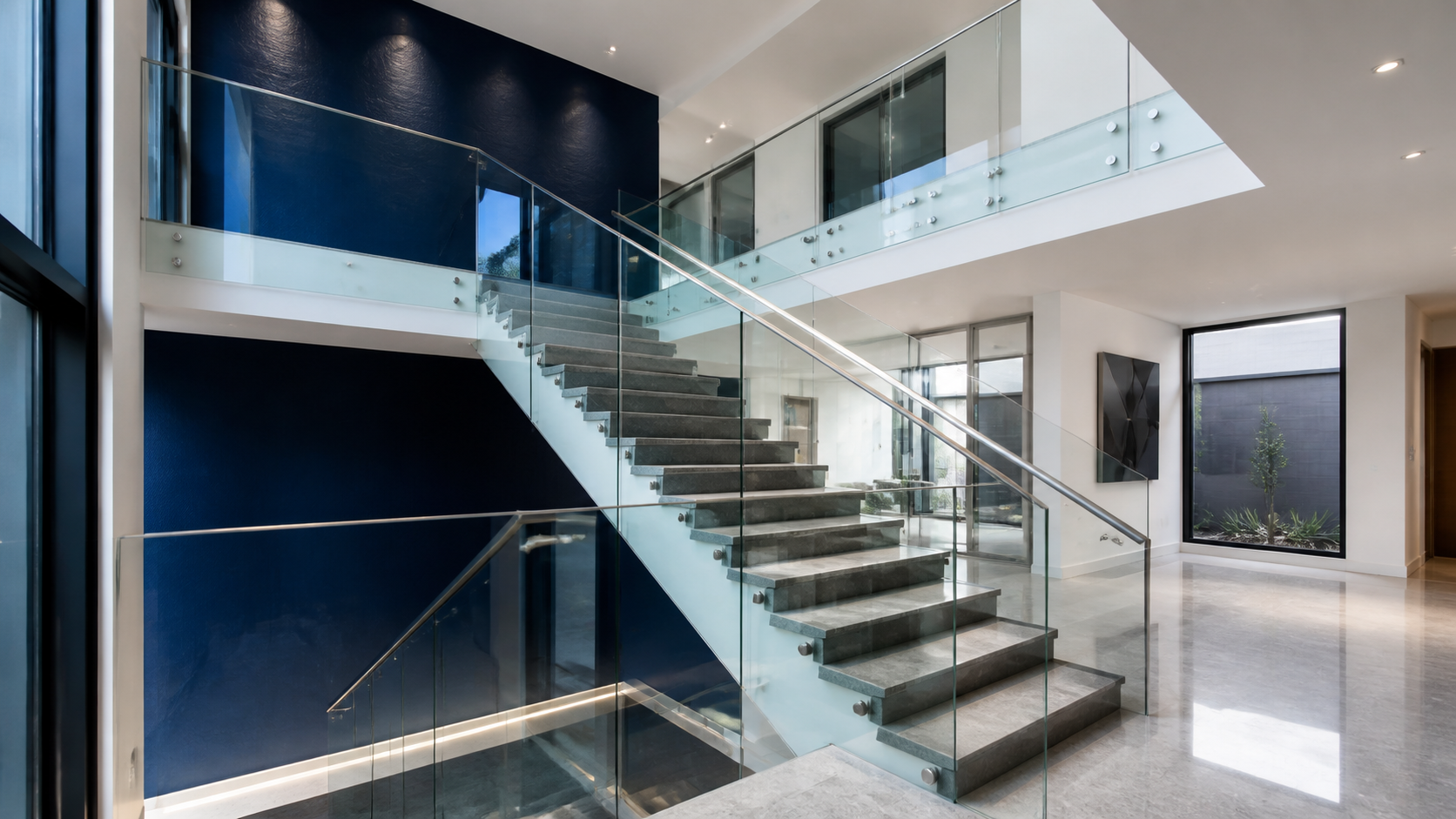Glass balustrade staircase with aluminium details